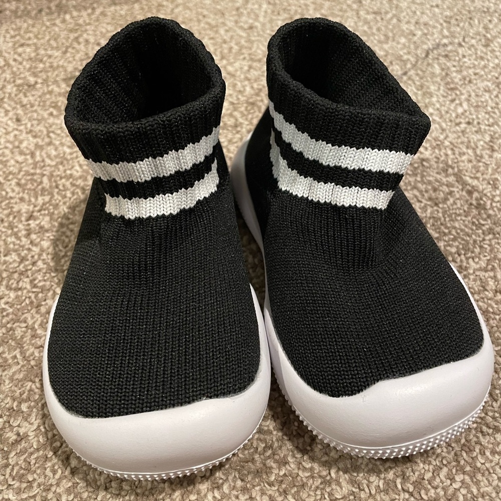 Slip on toddler shoe, size 6.5. Never worn!